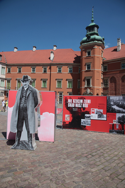 Wystawa plenerowa „Powstała, by żyć” na Dziedzińcu Wielkim Zamku Królewskiego w Warszawie. Fot. Piotr Życieński (IPN)