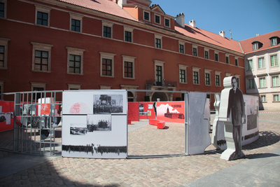 Wystawa plenerowa „Powstała, by żyć” na Dziedzińcu Wielkim Zamku Królewskiego w Warszawie. Fot. Piotr Życieński (IPN)