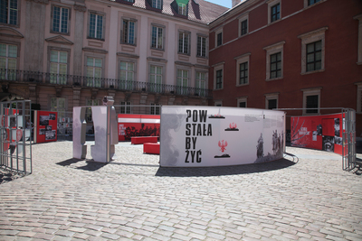Wystawa plenerowa „Powstała, by żyć” na Dziedzińcu Wielkim Zamku Królewskiego w Warszawie. Fot. Piotr Życieński (IPN)