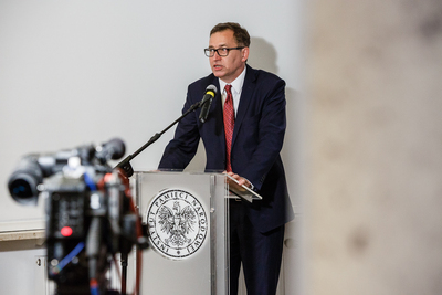 Wielu żołnierzy gen. Maczka znalazło w Belgii swój nowy dom. Dziękujemy narodowi belgijskiemu i mieszkańcom Flandrii za tę pamięć, za opiekę nad miejscami pamięci – mówił podczas wenisażu prezes IPN dr Jarosław Szarek. Fot. Sławek Kasper (IPN)