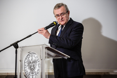 Cieszę się, że dzisiejsza wystawa ukazuje wielką historię, ale jednocześnie pokazuje tę historię poprzez indywidualne losy – mówił podczas otwarcia wystawy prof. dr hab. Piotr Gliński, wiceprezes Rady Ministrów, minister kultury i dziedzictwa narodowego. Fot. Sławek Kasper (IPN)