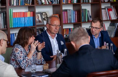 Spotkanie wiceprezesa IPN Krzysztofa Szwagrzyka z prezydentem Światowego Kongresu Ukraińców Eugenem Czolijem – Warszawa, 5 czerwca 2018. Fot. Marcin Jurkiewicz (IPN)