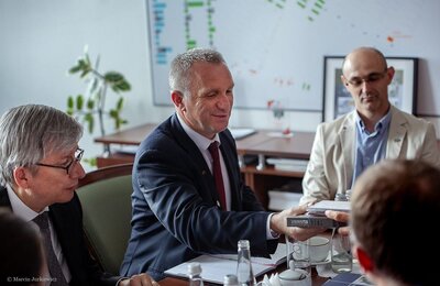 Spotkanie wiceprezesa IPN Krzysztofa Szwagrzyka z prezydentem Światowego Kongresu Ukraińców Eugenem Czolijem – Warszawa, 5 czerwca 2018. Fot. Marcin Jurkiewicz (IPN)