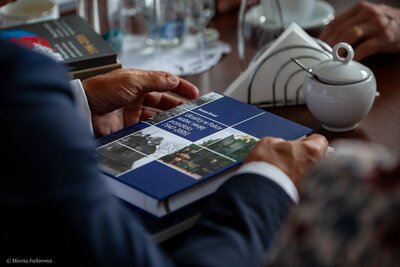 Spotkanie wiceprezesa IPN Krzysztofa Szwagrzyka z prezydentem Światowego Kongresu Ukraińców Eugenem Czolijem – Warszawa, 5 czerwca 2018. Fot. Marcin Jurkiewicz (IPN)