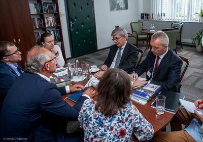 Spotkanie wiceprezesa IPN Krzysztofa Szwagrzyka z prezydentem Światowego Kongresu Ukraińców Eugenem Czolijem – Warszawa, 5 czerwca 2018. Fot. Marcin Jurkiewicz (IPN)