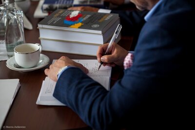 Spotkanie wiceprezesa IPN Krzysztofa Szwagrzyka z prezydentem Światowego Kongresu Ukraińców Eugenem Czolijem – Warszawa, 5 czerwca 2018. Fot. Marcin Jurkiewicz (IPN)