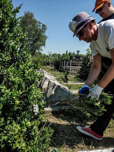 Sprzątanie mogił (fot. Anna Żukowska)