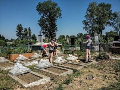 Sprzątanie mogił (fot. Anna Żukowska)