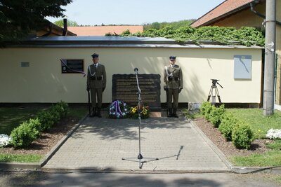 Miejsce pamięci przy fragmencie muru otaczającego zabudowania poobozowe (fot. A. Siwek)