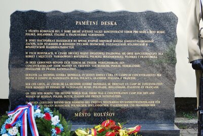 Tablica upamiętniająca funkcjonowanie obozu KL Holleischein (fot. A. Siwek)