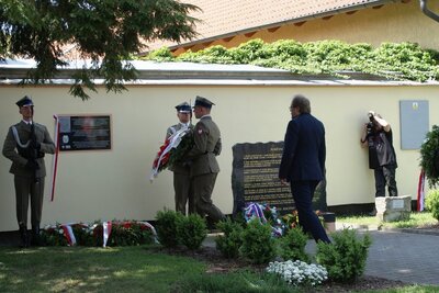 Złożenie wieńca od Instytutu Pamięci Narodowej (fot. H. Siwek)