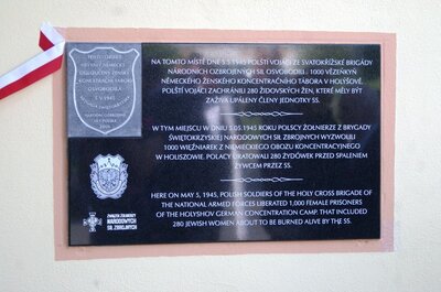 Nowa tablica na murze holiszowskiego obozu (fot. A. Siwek)