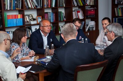 Spotkanie wiceprezesa IPN Krzysztofa Szwagrzyka z prezydentem Światowego Kongresu Ukraińców Eugenem Czolijem – Warszawa, 5 czerwca 2018. Fot. Marcin Jurkiewicz (IPN)