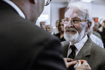 Prezes IPN Jarosław Szarek odznacza wybitnego opozycjonistę i działacza związkowego Seweryna Jaworskiego (P). Uroczystość wręczenia odznaczeń państwowych – Krzyży Wolności i Solidarności – Warszawa, 13 czerwca 2018. Fot. Sławek Kasper (IPN)