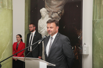 Podsumowanie III Turnieju Debat Historycznych Instytutu Pamięci Narodowej. Na zdj. Adam Hlebowicz, dyrektor Biura Edukacji Narodowej IPN. Fot. Piotr Życieński (IPN)