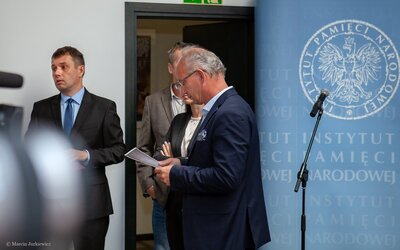 Konferencja prasowa dot. wyników prac archeologicznych Biura Poszukiwań i Identyfikacji IPN przeprowadzonych na cmentarzu w Hruszowicach – 14 czerwca 2018. Fot. Marcin Jurkiewicz (IPN)