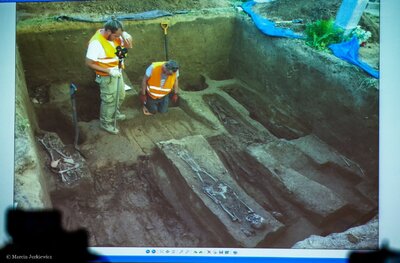 Konferencja prasowa dot. wyników prac archeologicznych Biura Poszukiwań i Identyfikacji IPN przeprowadzonych na cmentarzu w Hruszowicach – 14 czerwca 2018. Fot. Marcin Jurkiewicz (IPN)