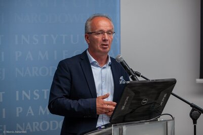 Konferencja prasowa dot. wyników prac archeologicznych Biura Poszukiwań i Identyfikacji IPN przeprowadzonych na cmentarzu w Hruszowicach – 14 czerwca 2018. Fot. Marcin Jurkiewicz (IPN)