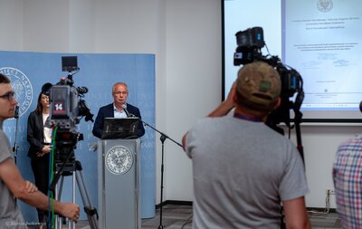 Konferencja prasowa dot. wyników prac archeologicznych Biura Poszukiwań i Identyfikacji IPN przeprowadzonych na cmentarzu w Hruszowicach – 14 czerwca 2018. Fot. Marcin Jurkiewicz (IPN)