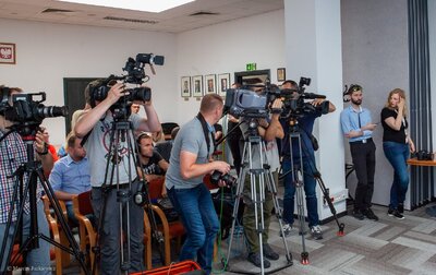 Konferencja prasowa dot. wyników prac archeologicznych Biura Poszukiwań i Identyfikacji IPN przeprowadzonych na cmentarzu w Hruszowicach – 14 czerwca 2018. Fot. Marcin Jurkiewicz (IPN)