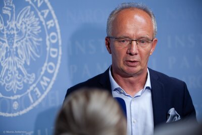 Konferencja prasowa dot. wyników prac archeologicznych Biura Poszukiwań i Identyfikacji IPN przeprowadzonych na cmentarzu w Hruszowicach – 14 czerwca 2018. Fot. Marcin Jurkiewicz (IPN)