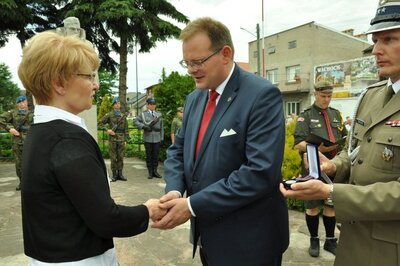 Naczelnik Delegatury IPN w Kielcach dr Dorota Koczwańska-Kalita oraz Jan Józef Kasprzyk Szef Urzędu do Spraw Kombatantów i Osób Represjonowanych
