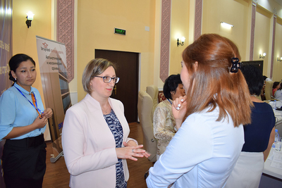 Dyrektor Archiwum IPN Marzena Kruk w rozmowie z uczestniczką konferencji.