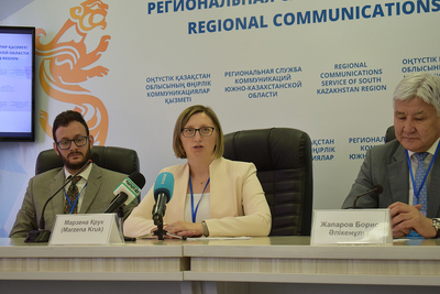 Wykład dyr. Marzeny Kruk w Szymkencie, z lewej dr Adam Kriesberg (Uniwersytet Maryland, USA), z prawej prof. Borys Dżaparow, dyrektor Archiwum Prezydenta Kazachstanu.