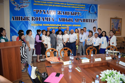 Wspólna fotografia z dyrektorami rejonowych archiwów południowego Kazachstanu na zakończenie sesji naukowej w Turkiestanie.