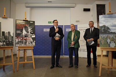 Wernisaż wystawy „Andrzej Pityński – ambasador historii Polski w obiektywie Czesława Czaplińskiego. Na zdj. od od lewej: Jarosław Szarek, Czesław Czapliński i Waldemar Brenda. Fot. Jan Dubiel (IPN)