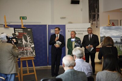 Wernisaż wystawy „Andrzej Pityński – ambasador historii Polski w obiektywie Czesława Czaplińskiego. Fot. Jan Dubiel (IPN)