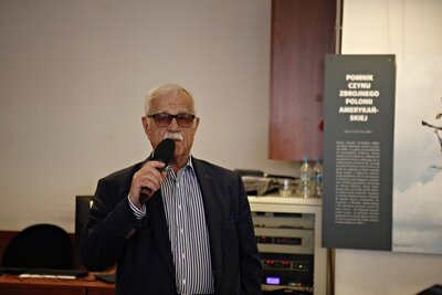 Na wernisażu obecny był także Jan Pietrzak, który opowiadał o swojej znajomości z Andrzejem Pityńskim. Fot. Jan Dubiel (IPN)