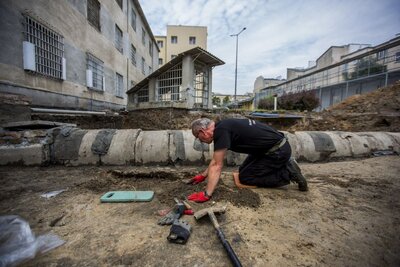 Prace poszukiwawcze na terenie więzienia przy ul. Rakowieckiej w Warszawie. Fot. Marta Smolańska (IPN)