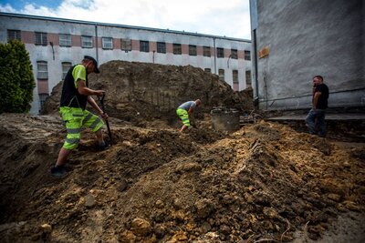 Prace poszukiwawcze na terenie więzienia przy ul. Rakowieckiej w Warszawie. Fot. Marta Smolańska (IPN)