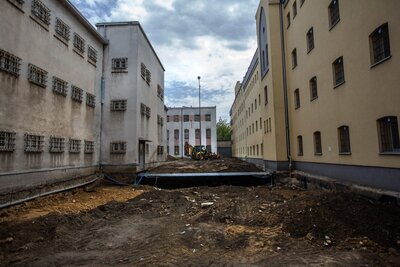 Prace poszukiwawcze na terenie więzienia przy ul. Rakowieckiej w Warszawie. Fot. Marta Smolańska (IPN)