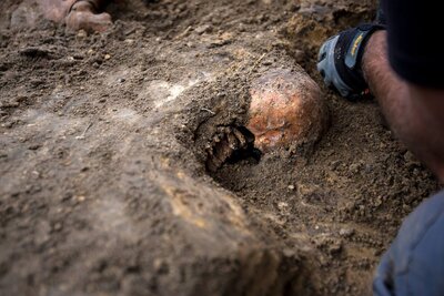 Prace poszukiwawcze na terenie więzienia przy ul. Rakowieckiej w Warszawie. Fot. Marta Smolańska (IPN)