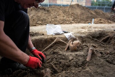 Prace poszukiwawcze na terenie więzienia przy ul. Rakowieckiej w Warszawie. Fot. Marta Smolańska (IPN)