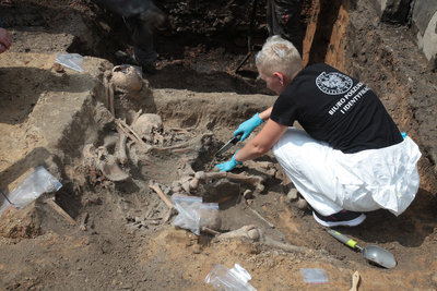 Prace poszukiwawcze na terenie więzienia przy ul. Rakowieckiej w Warszawie. Fot. Piotr Życieński (IPN)