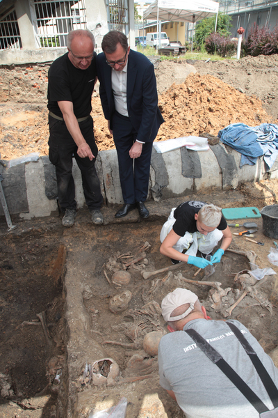 Jarosław Szarek, prezes IPN i  Krzysztof Szwagrzyk, wiceprezes Instytutu, kierujący pracami Biura Poszukiwań i Identyfikacji IPN na miejscu prac poszukiwawczych przy ul. Rakowieckiej w Warszawie – 12 lipca 2018. Fot. Piotr Życieński (IPN)