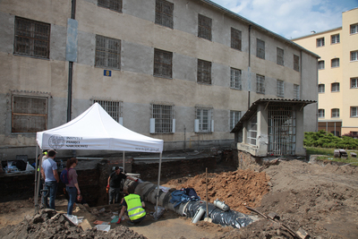 Prace poszukiwawcze na terenie więzienia przy ul. Rakowieckiej w Warszawie. Fot. Piotr Życieński (IPN)