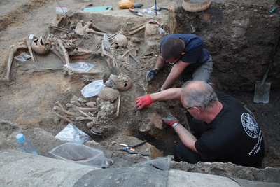 Prace poszukiwawcze na terenie więzienia przy ul. Rakowieckiej w Warszawie. Fot. Piotr Życieński (IPN)