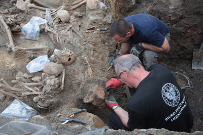 Prace poszukiwawcze na terenie więzienia przy ul. Rakowieckiej w Warszawie. Fot. Piotr Życieński (IPN)