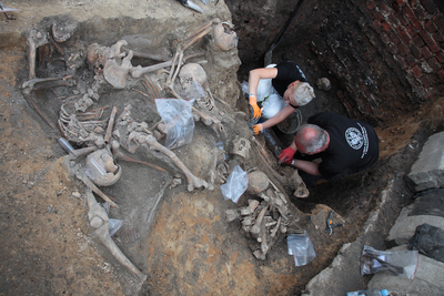 Prace poszukiwawcze na terenie więzienia przy ul. Rakowieckiej w Warszawie. Fot. Piotr Życieński (IPN)