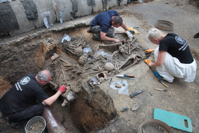 Prace poszukiwawcze na terenie więzienia przy ul. Rakowieckiej w Warszawie. Fot. Piotr Życieński (IPN)