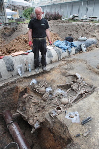 Prace poszukiwawcze na terenie więzienia przy ul. Rakowieckiej w Warszawie. Fot. Piotr Życieński (IPN)