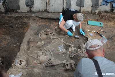 Prace poszukiwawcze na terenie więzienia przy ul. Rakowieckiej w Warszawie. Fot. Piotr Życieński (IPN)