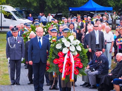 Dyrektor BUWiM Adam Siwek i Prezes IPN dr Jarosław Szarek składają wieniec pod pomnikiem Ofiar Ludobójstwa dokonanego przez nacjonalistów ukraińskich na obywatelach Rzeczpospolitej Polskiej na terenie województw południowo-wschodnich w latach 1942-1947 [fot. B. Nowak, BUWiM IPN]