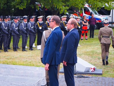 Dyrektor BUWiM Adam Siwek i Prezes IPN dr Jarosław Szarek składają wieniec pod pomnikiem Ofiar Ludobójstwa dokonanego przez nacjonalistów ukraińskich na obywatelach Rzeczpospolitej Polskiej na terenie województw południowo-wschodnich w latach 1942-1947 [fot. B. Nowak, BUWiM IPN]