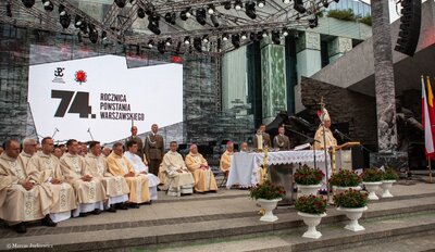 Uroczysta Msza św. przy Pomniku Powstania Warszawskiego oraz Apel Poległych na Pl. Krasińskich. Warszawa, 31 lipca 2018. Fot. Marcin Jurkiewicz (IPN)