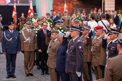 Uroczysta Msza św. przy Pomniku Powstania Warszawskiego oraz Apel Poległych na Pl. Krasińskich. Fot. Marcin Jurkiewicz (IPN)